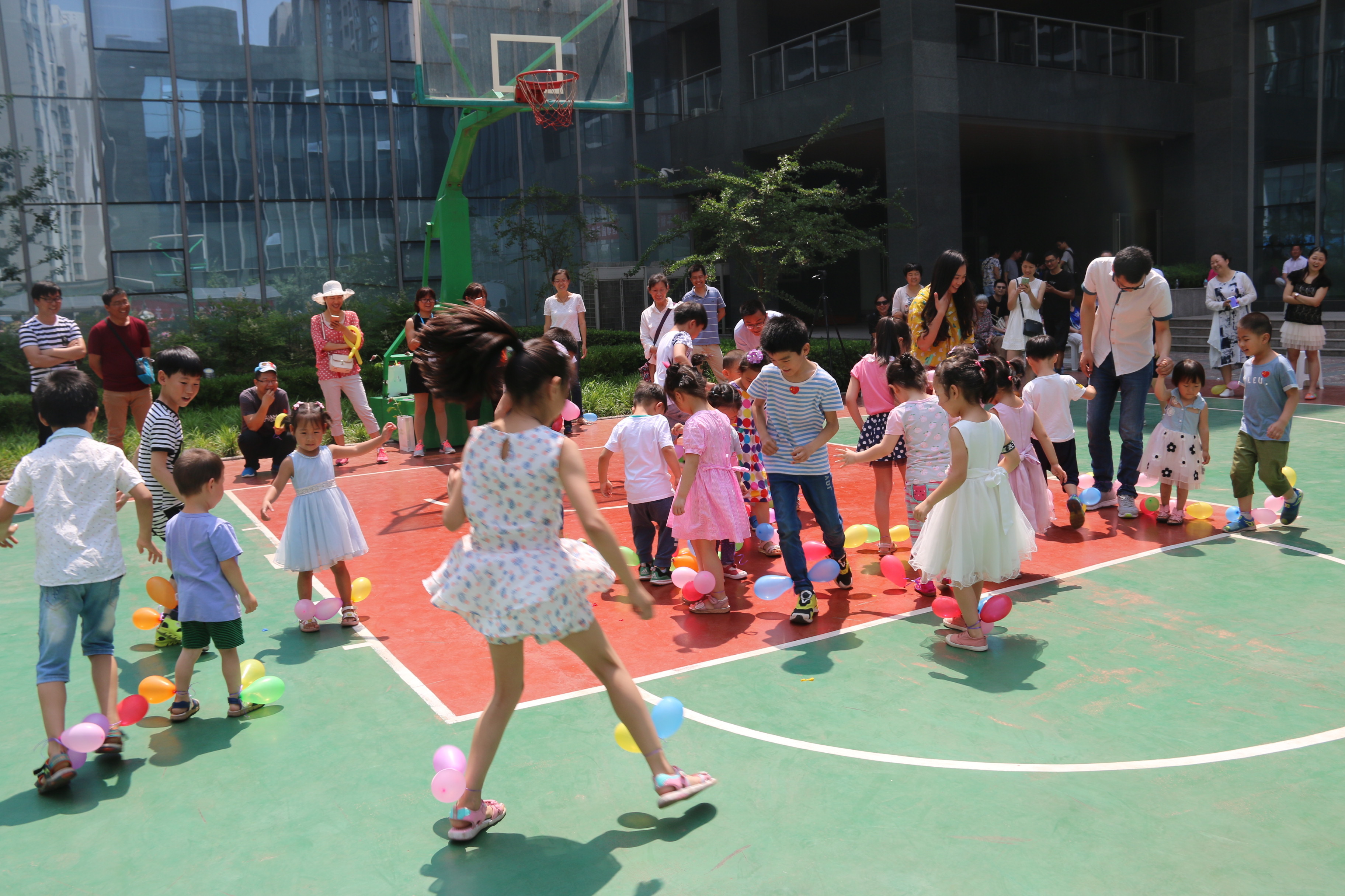 5、孩子们的欢笑感染全场.JPG