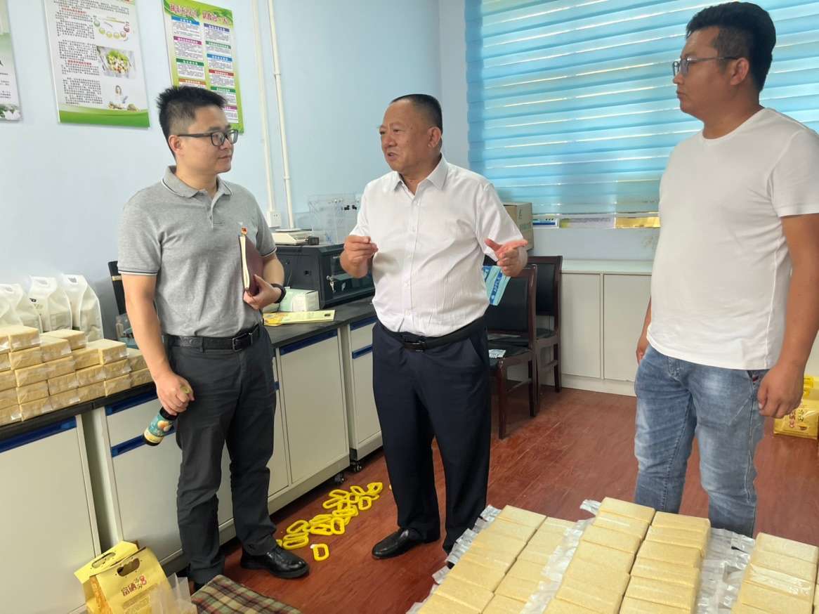 暖心！金沙贵宾热线检测中心为村庄捐赠桌椅，助力乡村振兴(图2)